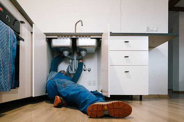 Professional Emergency Plumber technician working in Powell, OH